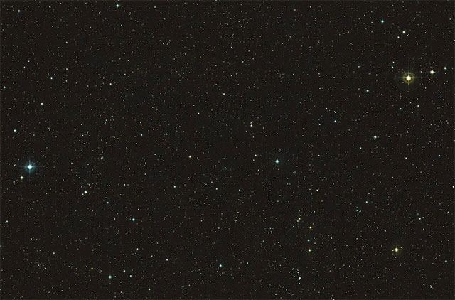 Góc nhìn trường rộng này từ Khảo sát bầu trời số hóa 2 cho thấy vùng bầu trời xung quanh JADES-GS-z14-0, thiên hà xa nhất được biết đến cho đến nay. Thiên hà nằm ở trung tâm của khung hình, nhưng quá mờ để có thể nhìn thấy ở đây.