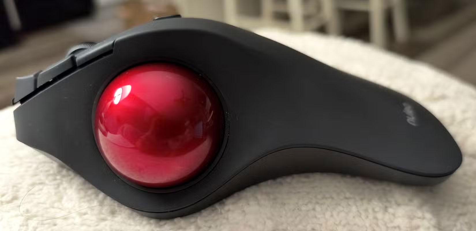 Góc nhìn nghiêng của trackball đặt trên bề mặt trắng.