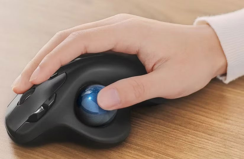 Sử dụng trackball điều khiển bằng ngón tay cái
