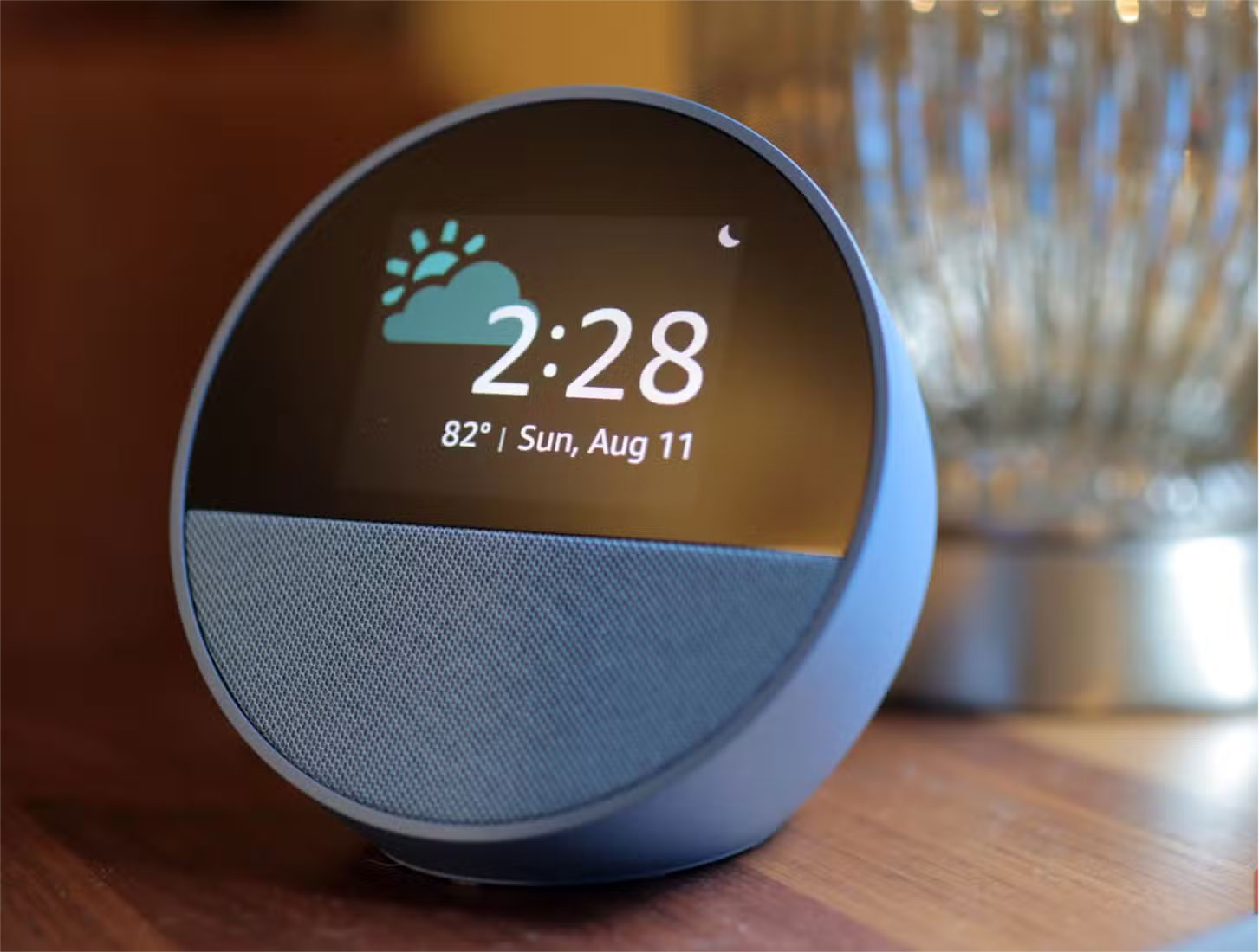Đèn Amazon Echo Spot màu xanh lam trên bề mặt gỗ