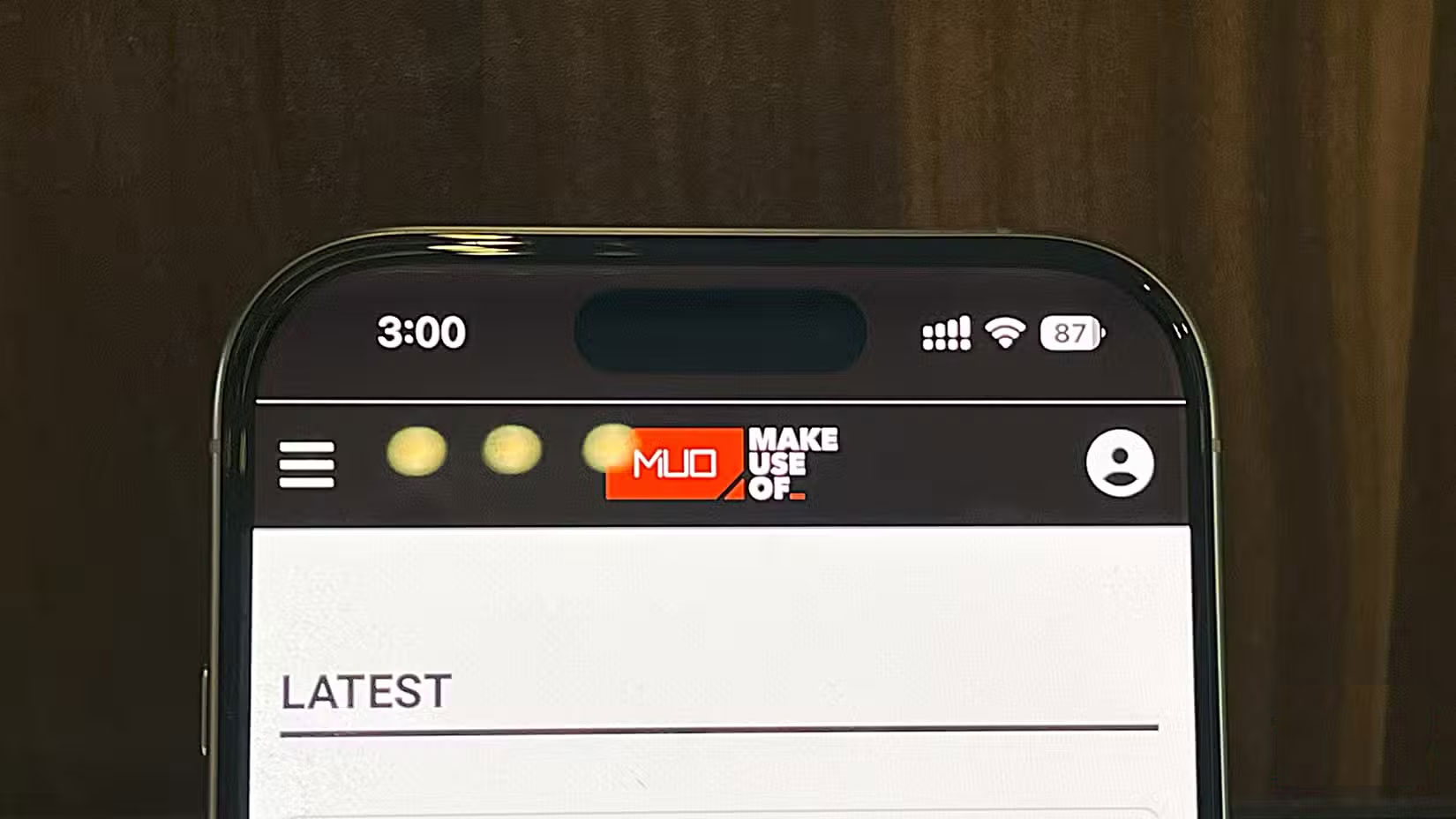 iPhone 16 Pro chạy Safari