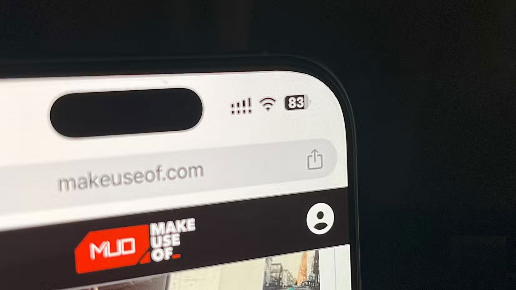 iPhone 16 Pro chạy Chrome với phần trăm pin hiển thị