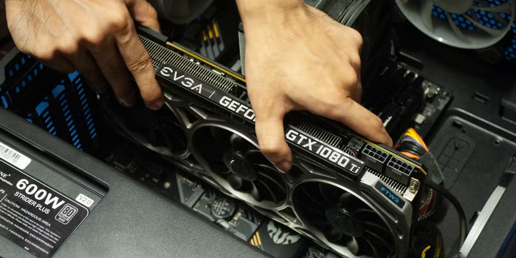 Lắp card đồ họa vào khe cắm PCIe