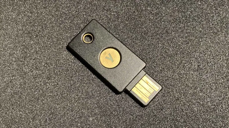Khóa bảo mật phần cứng Yubikey 5.