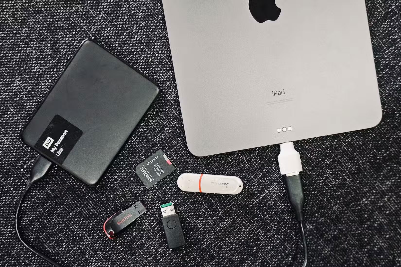 Ổ cứng ngoài cùng với iPad.