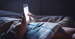 Ánh sáng xanh từ màn hình đang phá hỏng giấc ngủ của chúng ta như thế nào?