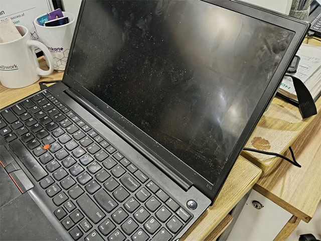 Màn hình dễ bám bụi, vân tay