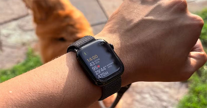 Apple Watch với ứng dụng tập luyện hiển thị số liệu thống kê