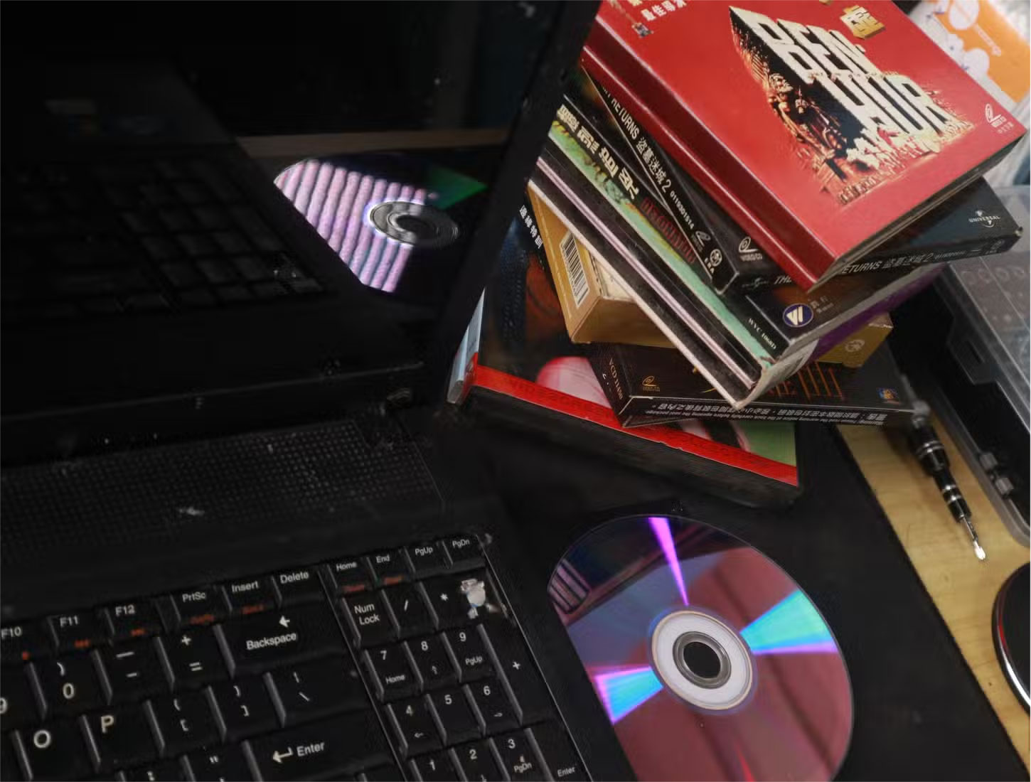 Sử dụng laptop cũ để trích xuất đĩa CD