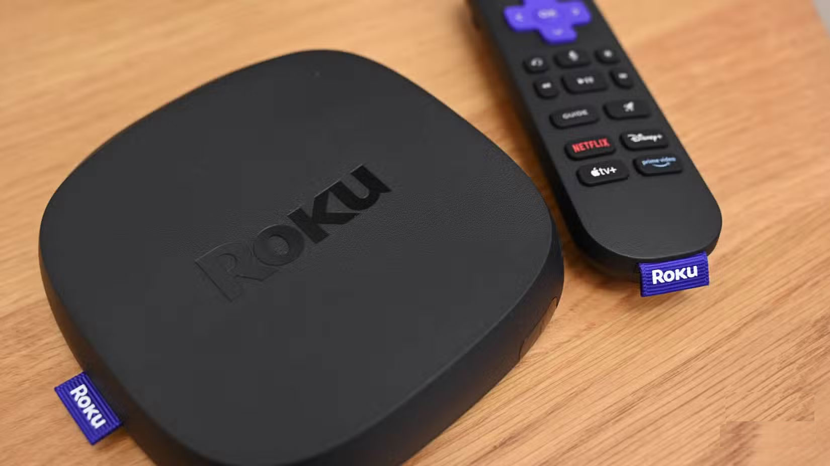 Roku Ultra bên cạnh Voice Remote Pro