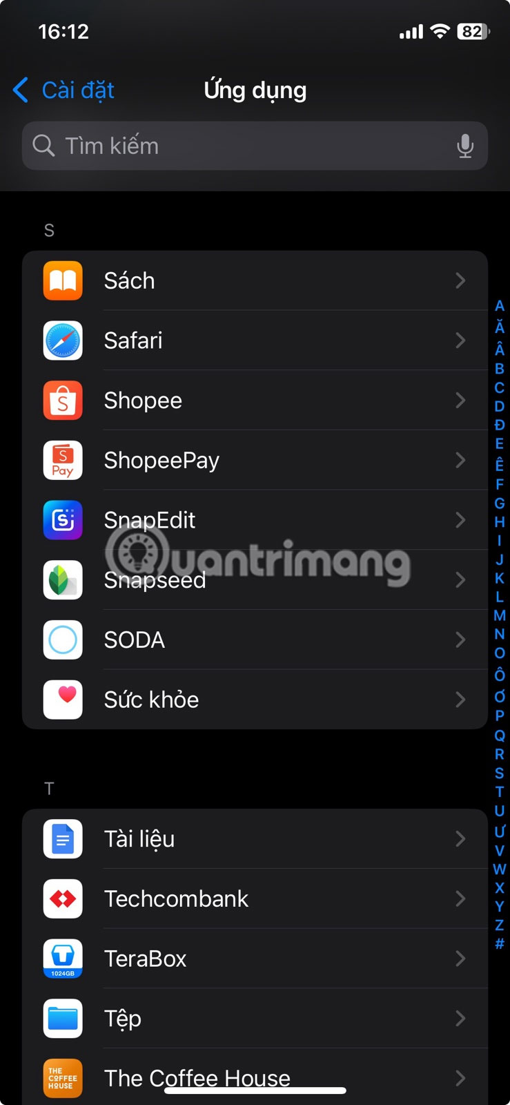 Chọn Safari từ menu Ứng dụng trong Cài đặt iPhone.
