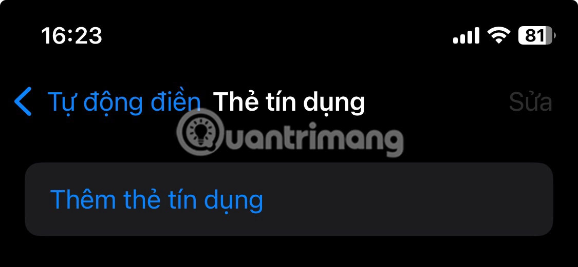 Nhấn vào tùy chọn Thêm thẻ tín dụng trong trình duyệt Safari trên iPhone.