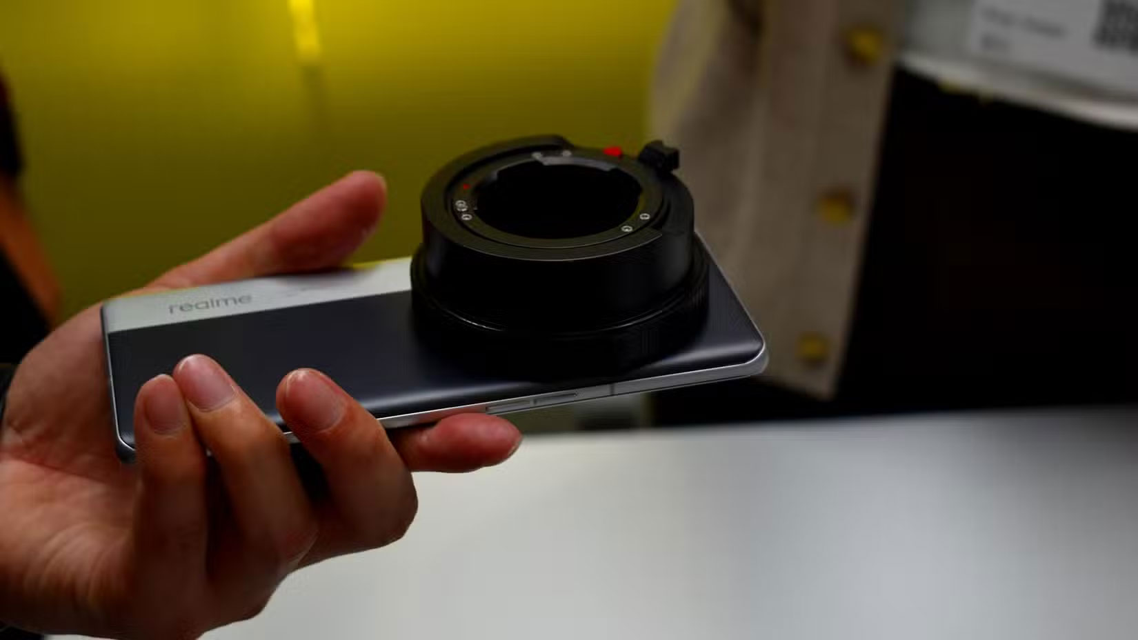 Giá đỡ ống kính điện thoại thông minh Realme Ultra tại MWC 2025