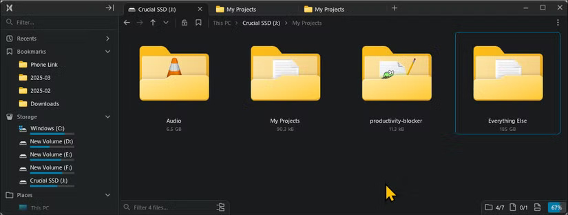File Pilot với nhiều tab mở trên Windows 11