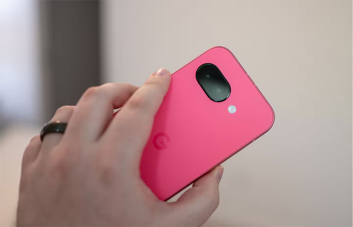 Camera sau ở mặt sau của Google Pixel 9a