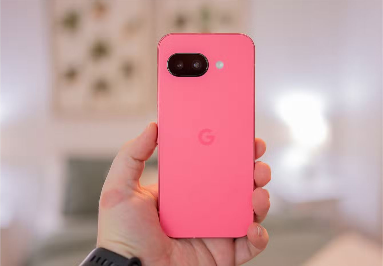 Mặt sau của điện thoại Google Pixel 9a