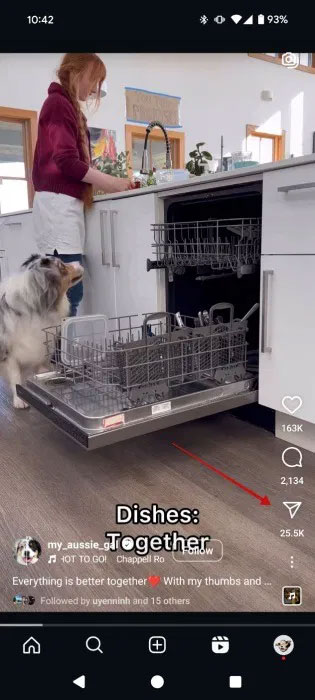 Nhấn nút Share trên Instagram Reel.