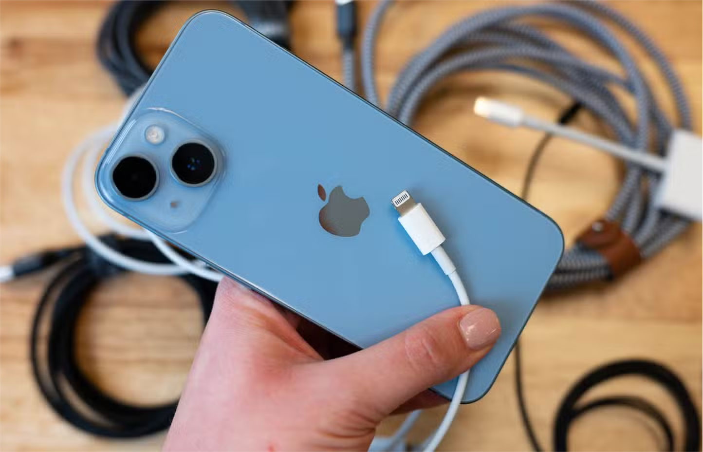 iPhone 13 với cáp Lightning