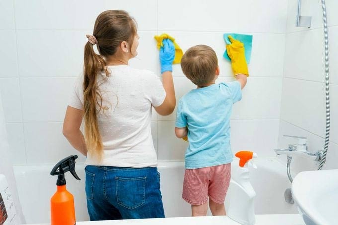 Dạy trẻ giúp đỡ mọi người