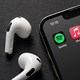 Lý do Apple Music tốt hơn Spotify
