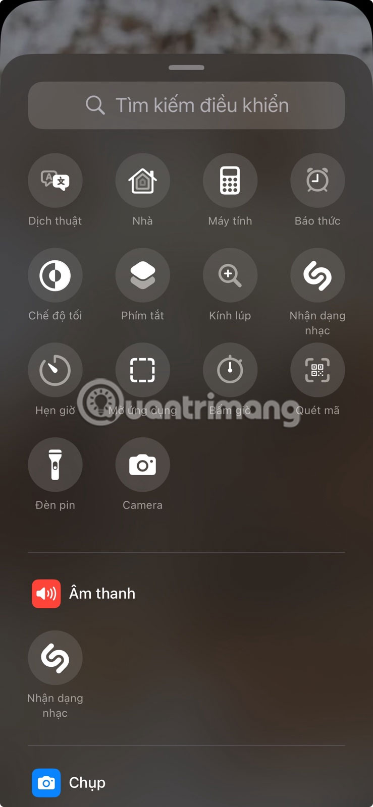 Các điều khiển khả dụng cho những shortcut iPhone trên màn hình khóa.