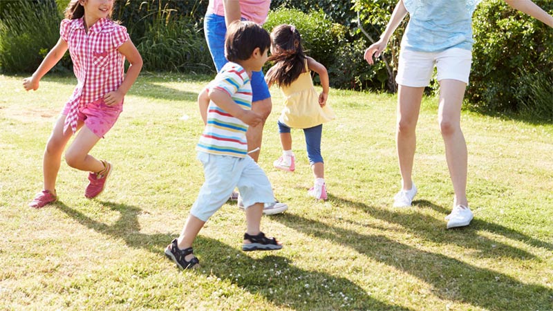 Chơi với trẻ em