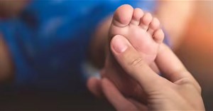 Tại sao bé vừa bú vừa ngủ? Cách đánh thức bé khi đang bú