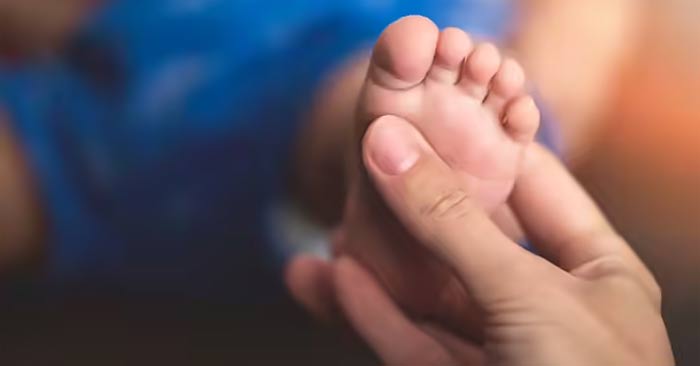 Trẻ vừa bú vừa ngủ phải làm sao?