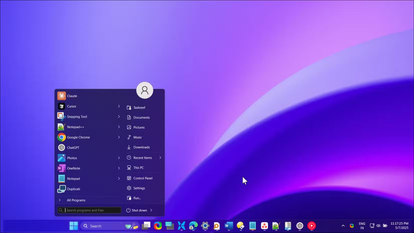 Desktop Windows 11 với theme Windows 25 được áp dụng
