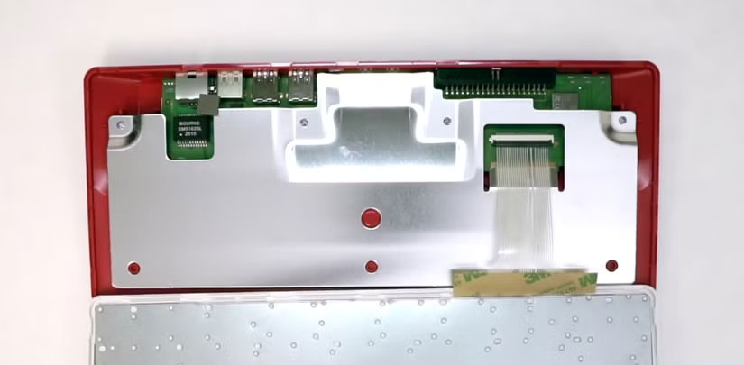 Raspberry Pi 400 mở ra, hiển thị bộ tản nhiệt