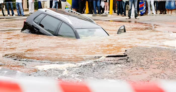 Ô tô bị chìm xuống nước