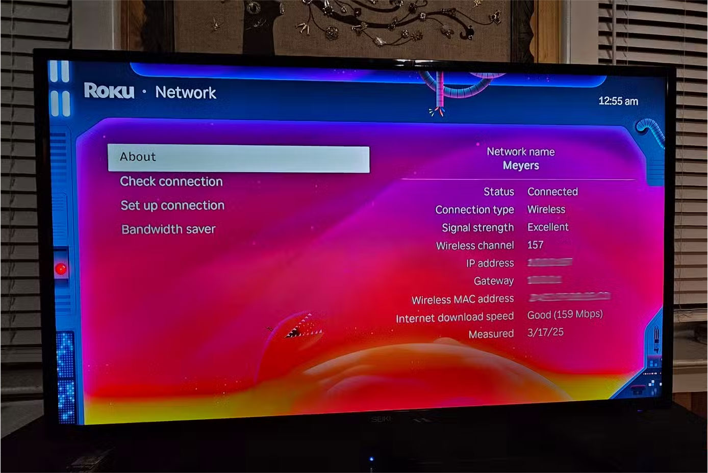 Menu Network trên Roku, hiển thị địa chỉ IP, địa chỉ MAC, tốc độ tải xuống và cổng