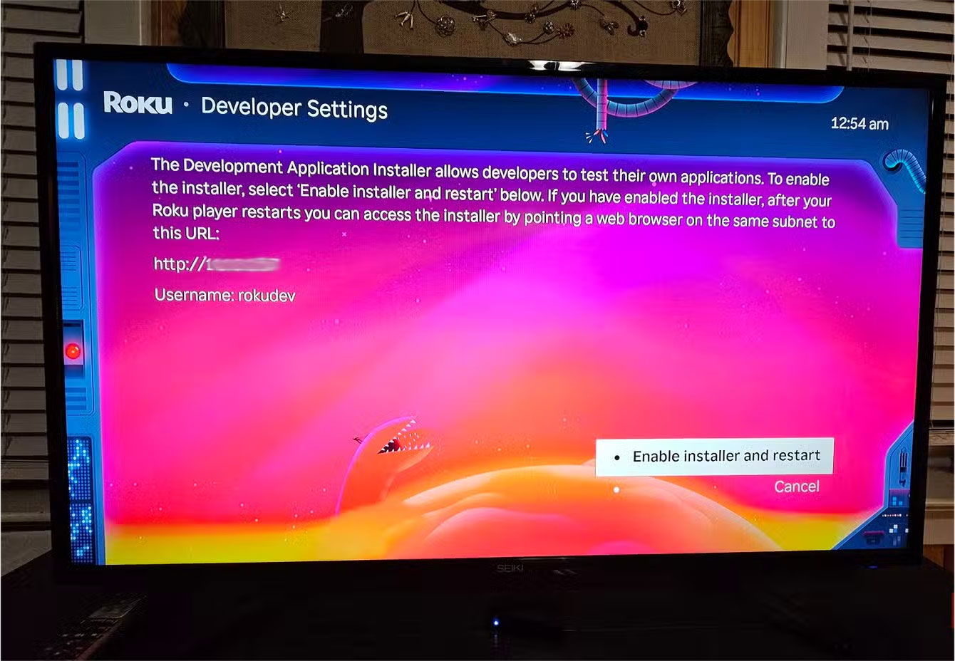 Menu Developer Settings trên Roku, làm nổi bật tùy chọn Enable installer and restart