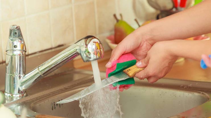 Rửa dao bằng tay là tốt nhất