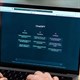 4 lý do bạn nên ngừng cá nhân hóa chatbot AI