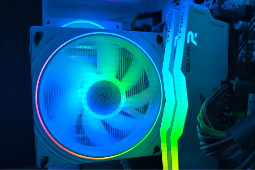 Các thanh RAM RGB bên trong máy tính được chế tạo tùy chỉnh