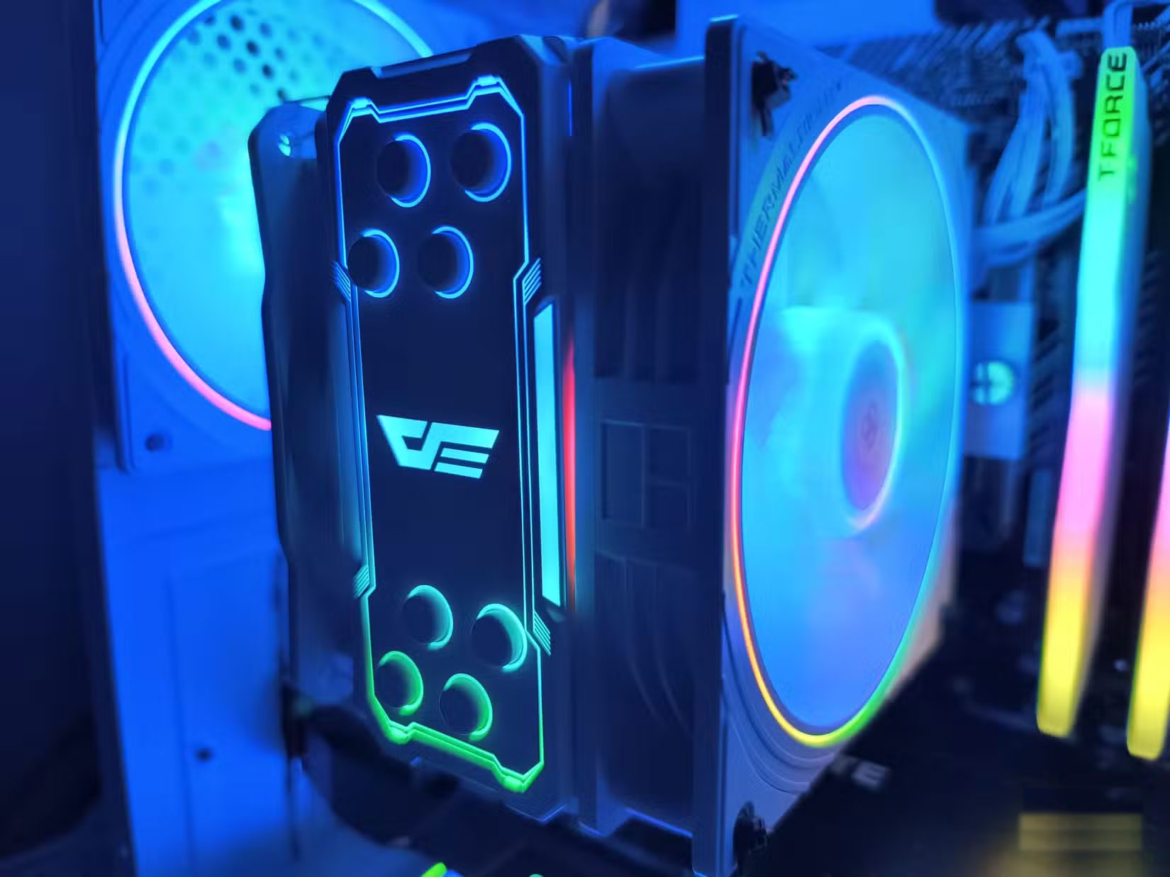 Bộ làm mát CPU bên trong máy tính được chế tạo riêng