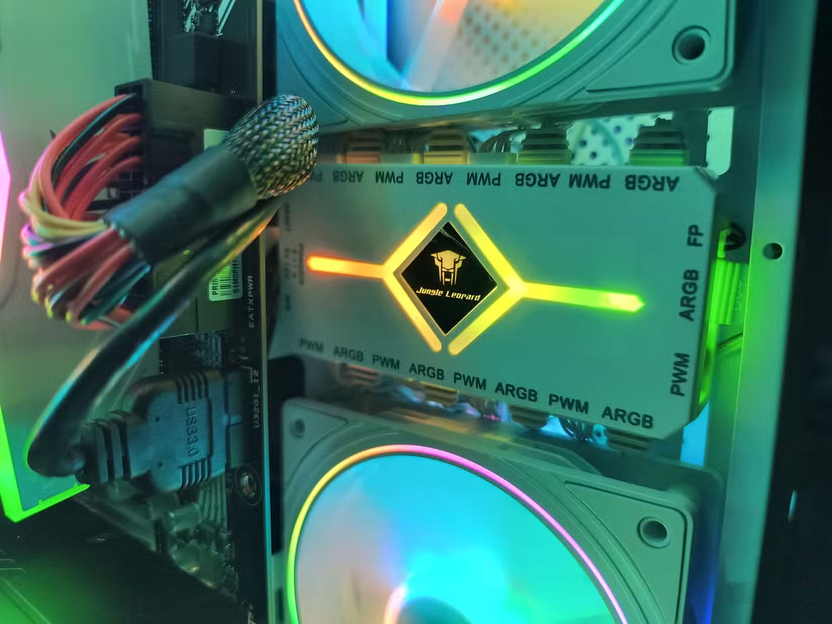 Fan hub bên trong máy tính được chế tạo tùy chỉnh