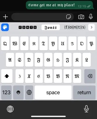 Tin nhắn bằng phông chữ tùy chỉnh từ bàn phím Fontix trên iPhone.