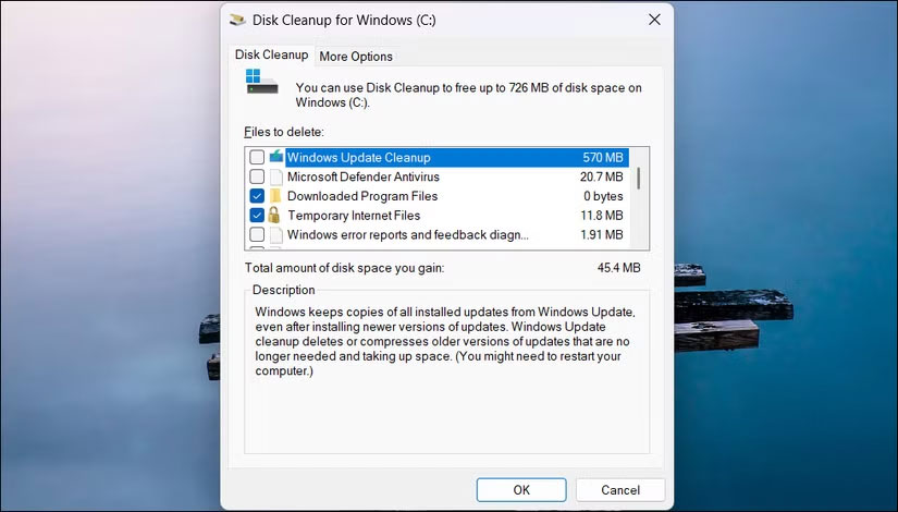 Desktop Windows 11 với tiện ích Disk Cleanup đang chạy