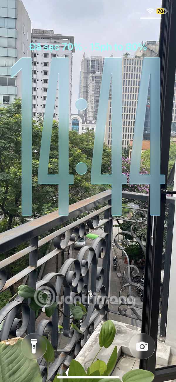 Phóng to đồng hồ màn hình khóa iOS 26