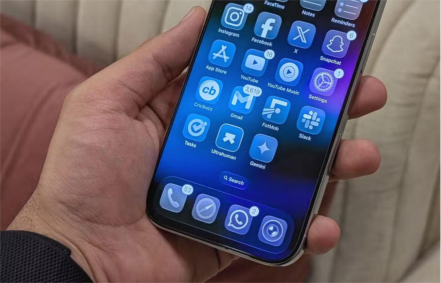 Thiết kế Liquid Glass của iOS 26 trên màn hình chính