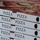 Lỗ trên hộp bánh pizza dùng để làm gì?