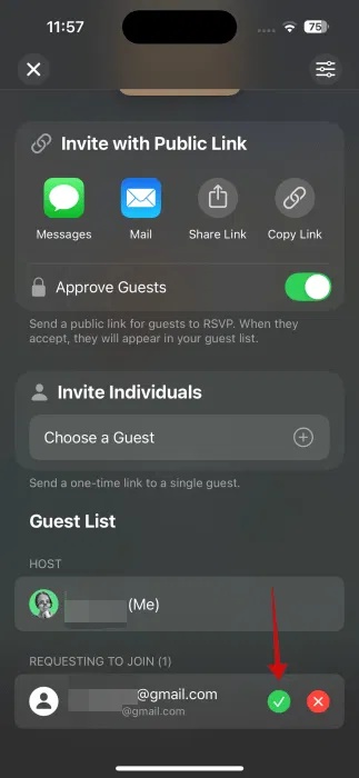 Phê duyệt khách tham gia sự kiện trong ứng dụng Invites trên iPhone.