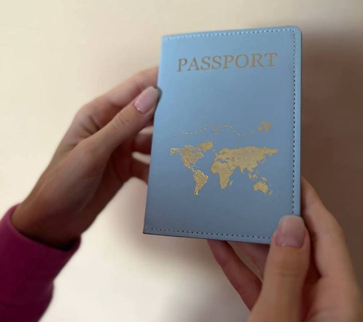 Không nên mang theo bao da hộ chiếu