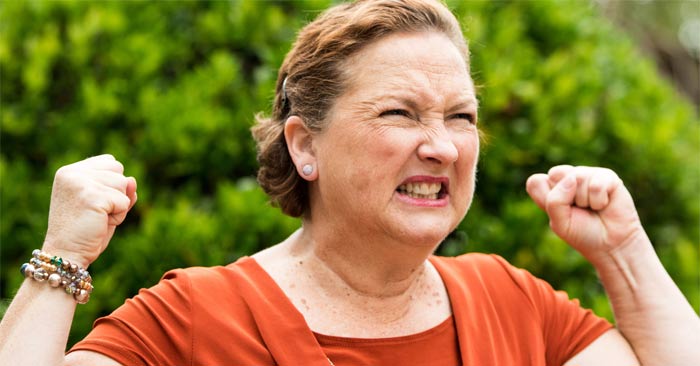 Dấu hiệu người phụ nữ càng già, càng khó tính