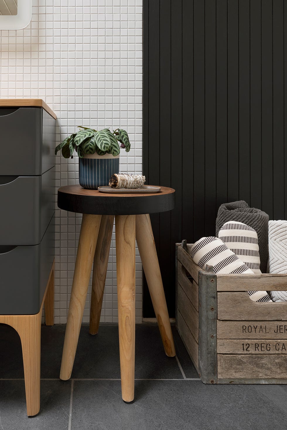 Dùng ghế đẩu nhỏ