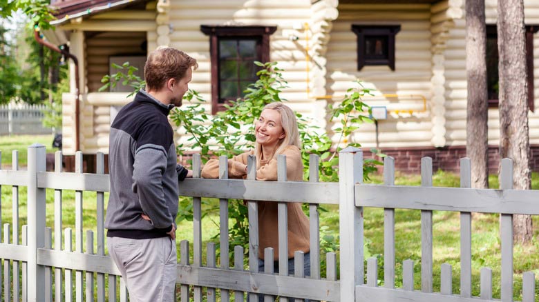 Nói chuyện với hàng xóm