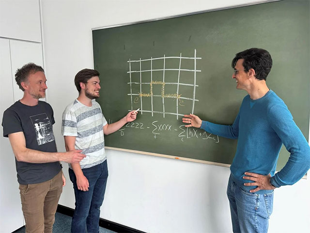 Nhóm nghiên cứu và tác giả tại TUM (từ trái sang): Giáo sư Tiến sĩ Frank Pollmann, nghiên cứu sinh Bernhard Jobst, Giáo sư Tiến sĩ Michael Knap.