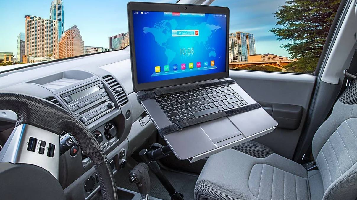 Laptop trong xe hơi